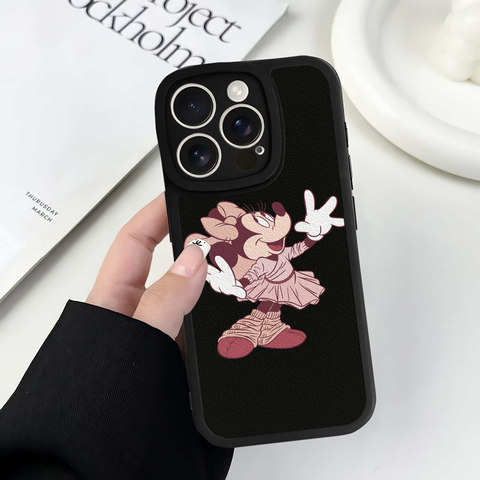（画像用） ミッキーマウス Mickey Mouse 【iPhone 16シリーズ対応】シリコンスマホケース（レザー調） 材質：シリコン